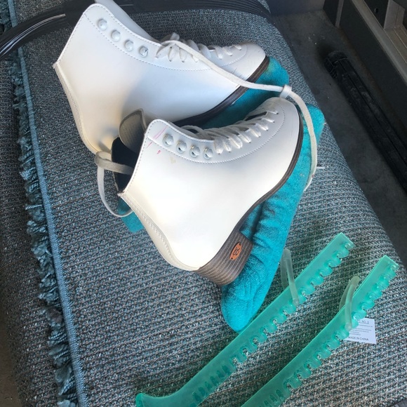 Ice skates! I CAN NOT SHIP THESE OUT UNTILL 01/08/25, I am currently out of town - Picture 4 of 5